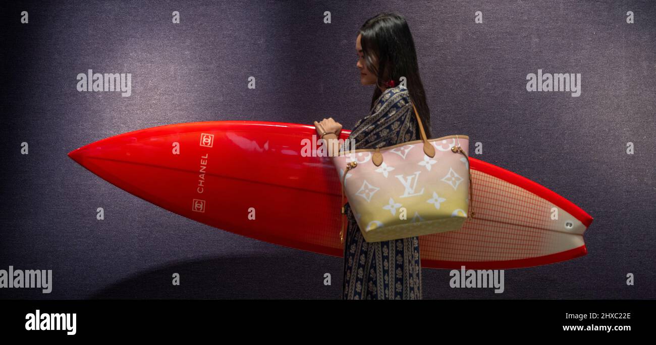 Louis vuitton rosa claro monograma gigante fotografías e imágenes de