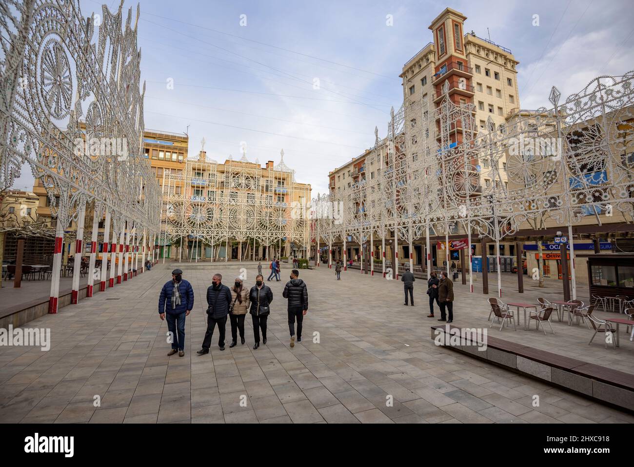 Plaza El Pati iluminada durante el 2022 (2021+1) Festival Decenal de