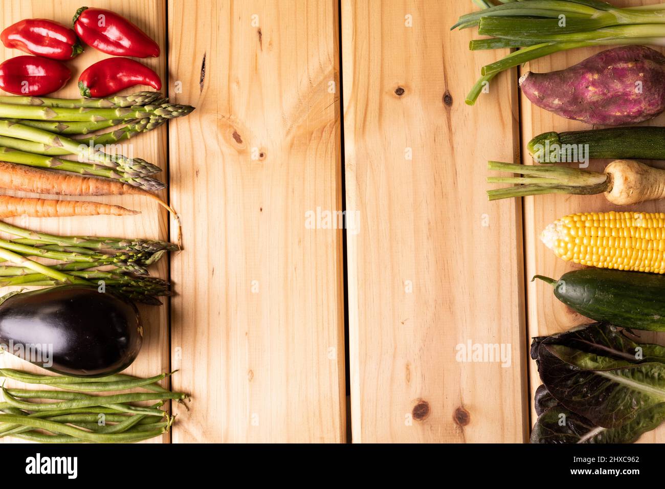 Vista aérea del espacio vacío por varias verduras dispuestas lado a lado en una mesa de madera Foto de stock