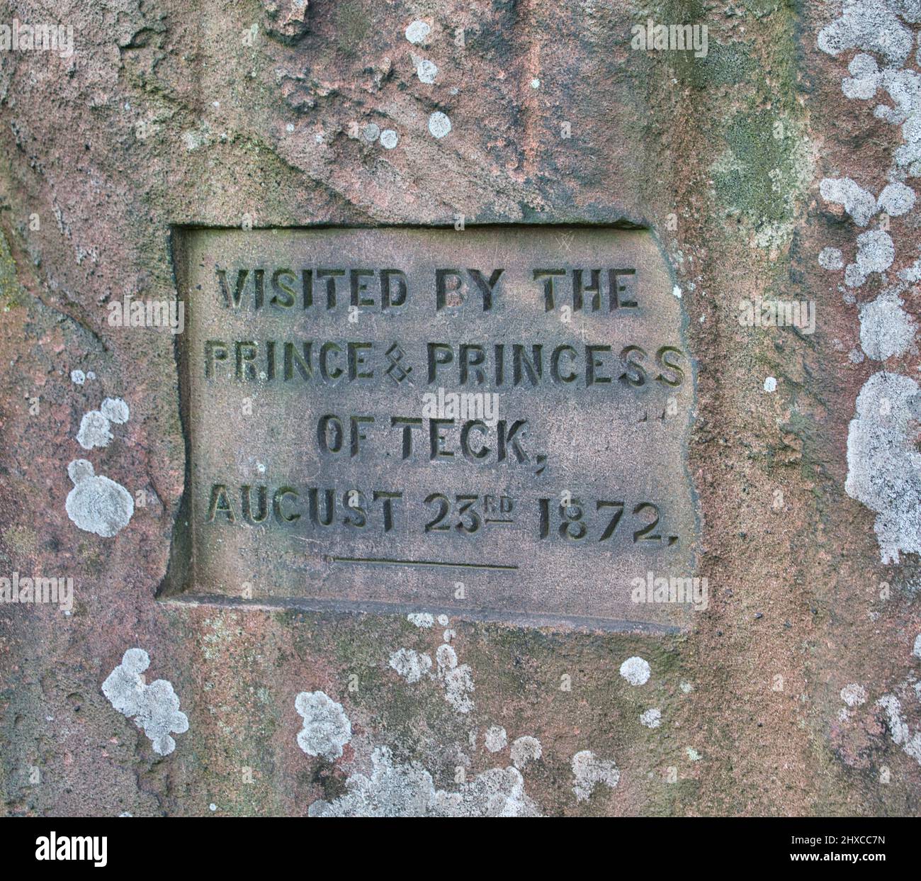 Inscripción de placa para conmemorar la visita de 1872 del Príncipe y Princesa de Teck, las cucarachas, Parque Nacional del Distrito de los Picos, Staffordshire, Inglaterra Foto de stock