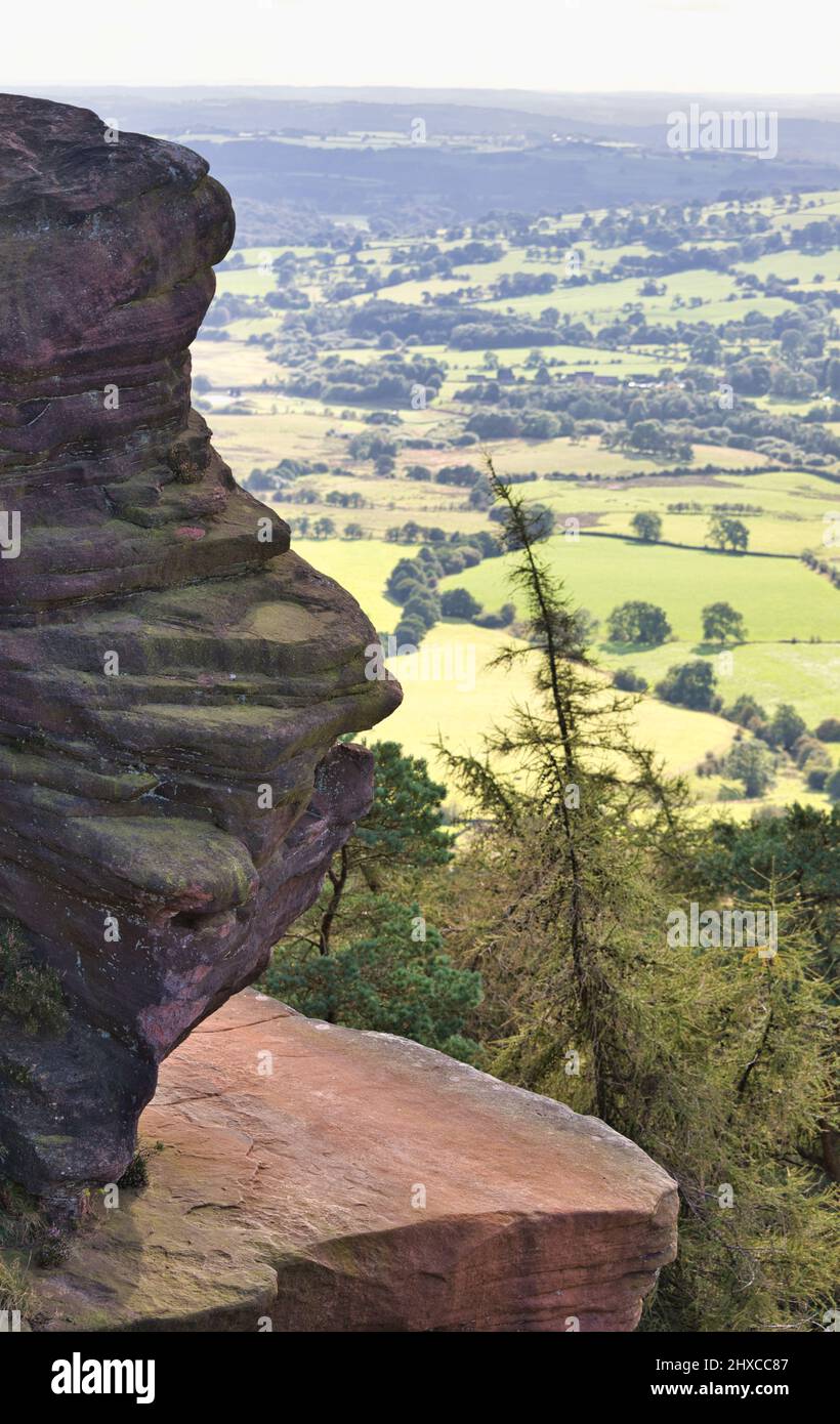 Vista panorámica desde la escarpadura de piedra arenisca de cucarachas, el Parque Nacional Peak District, Staffordshire, Inglaterra Foto de stock