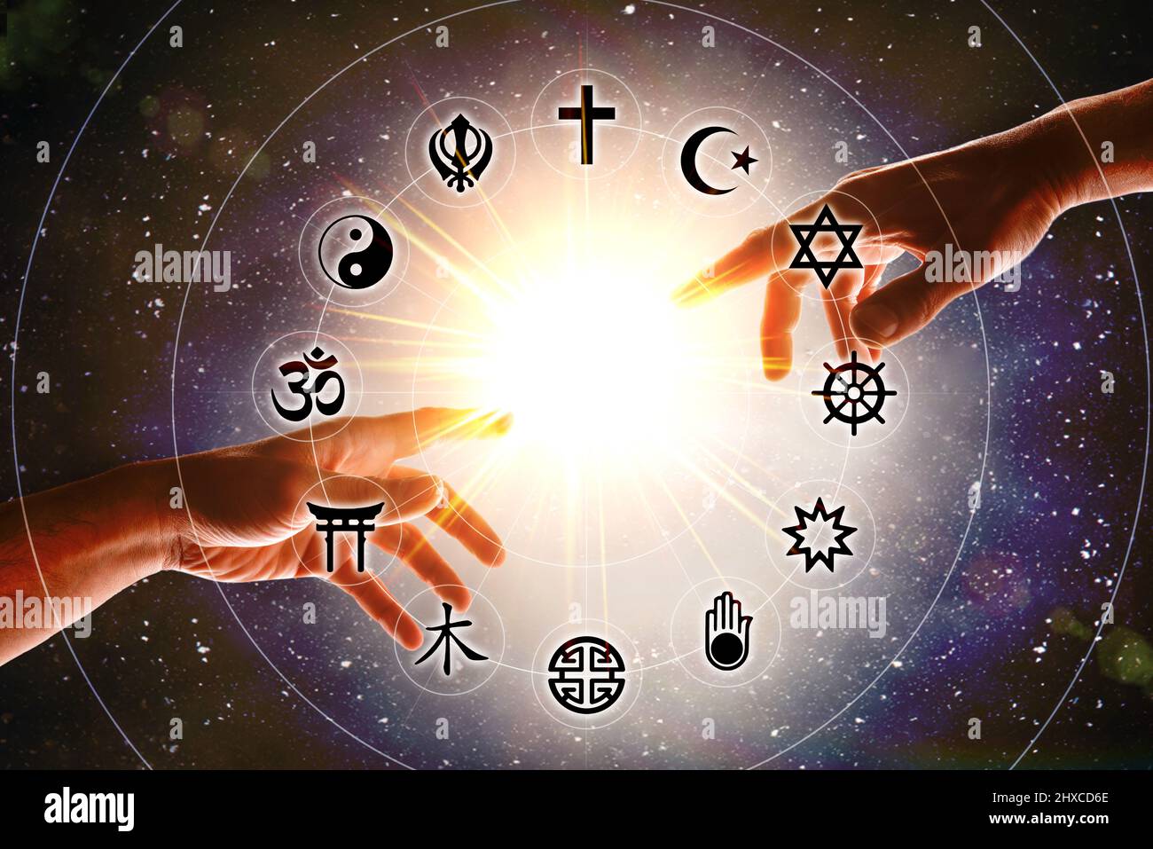 Manos y flash con símbolos de las religiones más representativas del mundo con un fondo del universo. Foto de stock