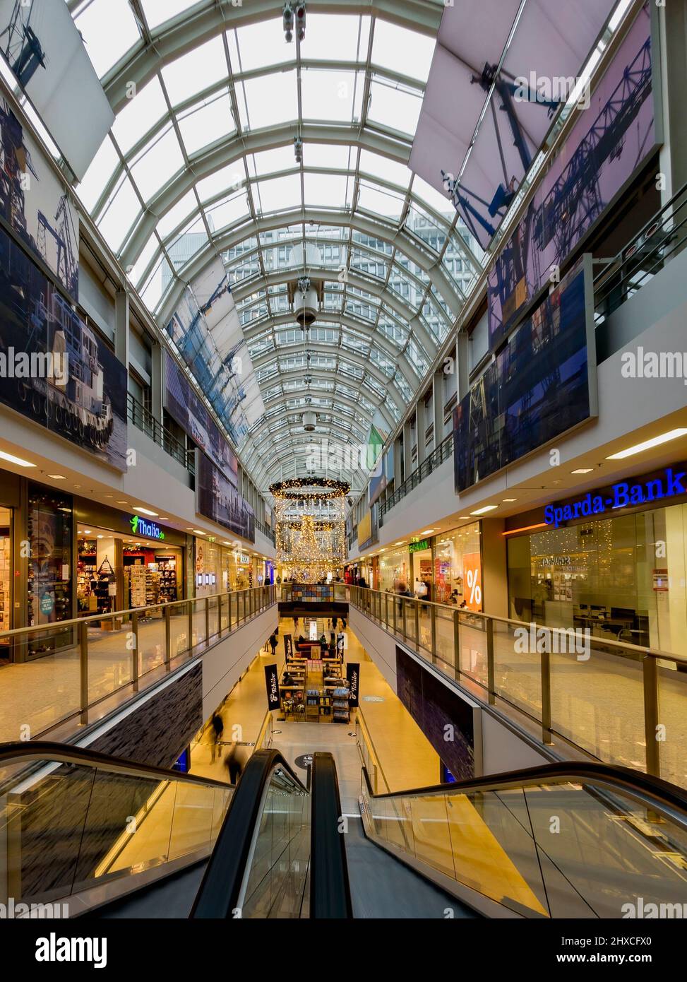 Vista de centro de tienda de moda boutique fotografías e imágenes de alta  resolución - Alamy