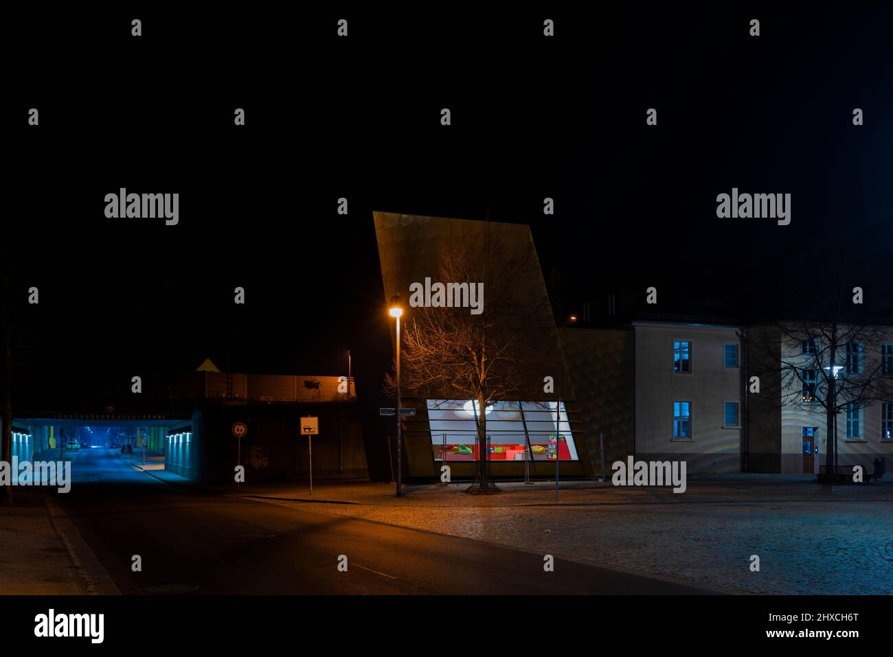 Alemania, Ciudad de Luckenwalde, desiertas calles por la noche durante el toque de queda para los no vacunados Foto de stock