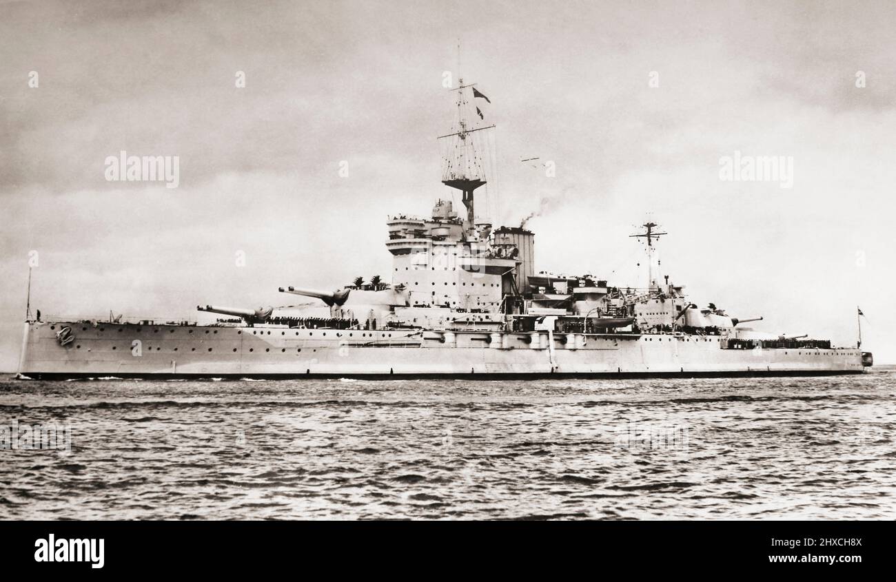 EDITORIAL HMS Warspite, un acorazado de clase Queen Elizabeth. De British Warships, publicado en 1940 Foto de stock