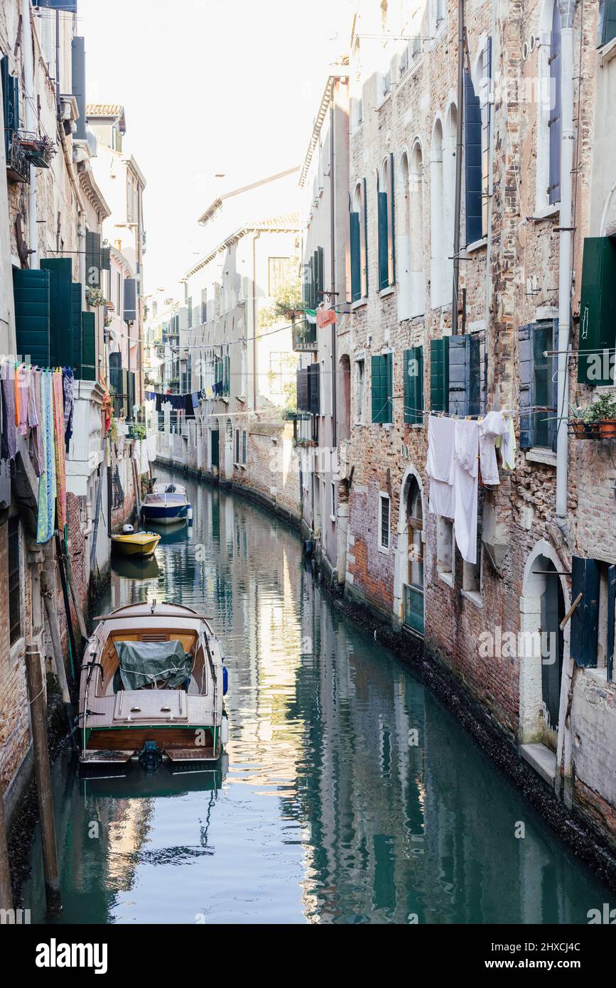 Pequeño canal en un barrio residencial de Venecia, Italia Foto de stock