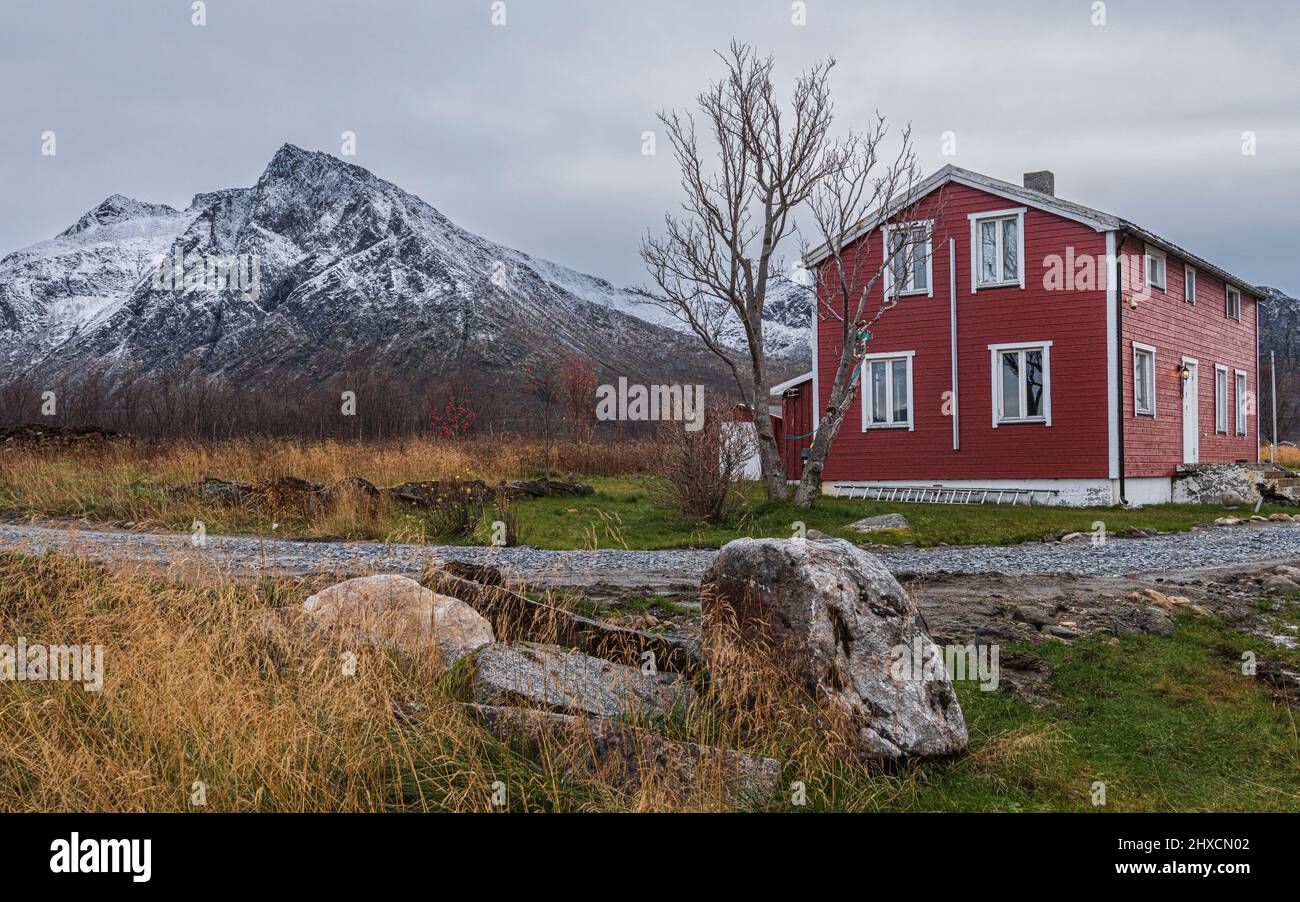 Casa en el pueblo pesquero Ballesvik (o Ballesvika) a lo largo de la carretera a Hamn i Senja, Foto de stock