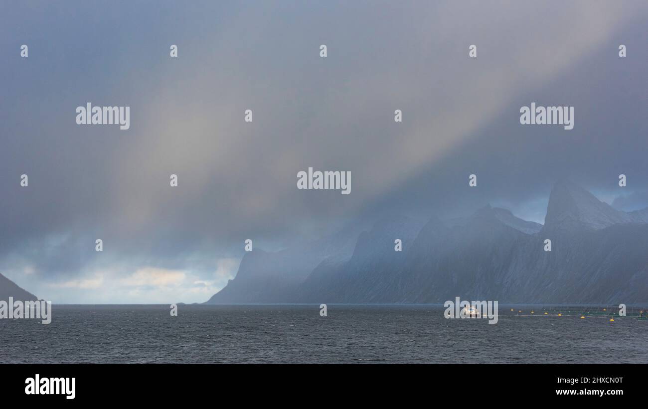 Impresiones otoñales de la isla noruega Senja sobre el Círculo Polar Ártico, Escandinavia y Noruega pura, barco de pesca en fiordo Foto de stock