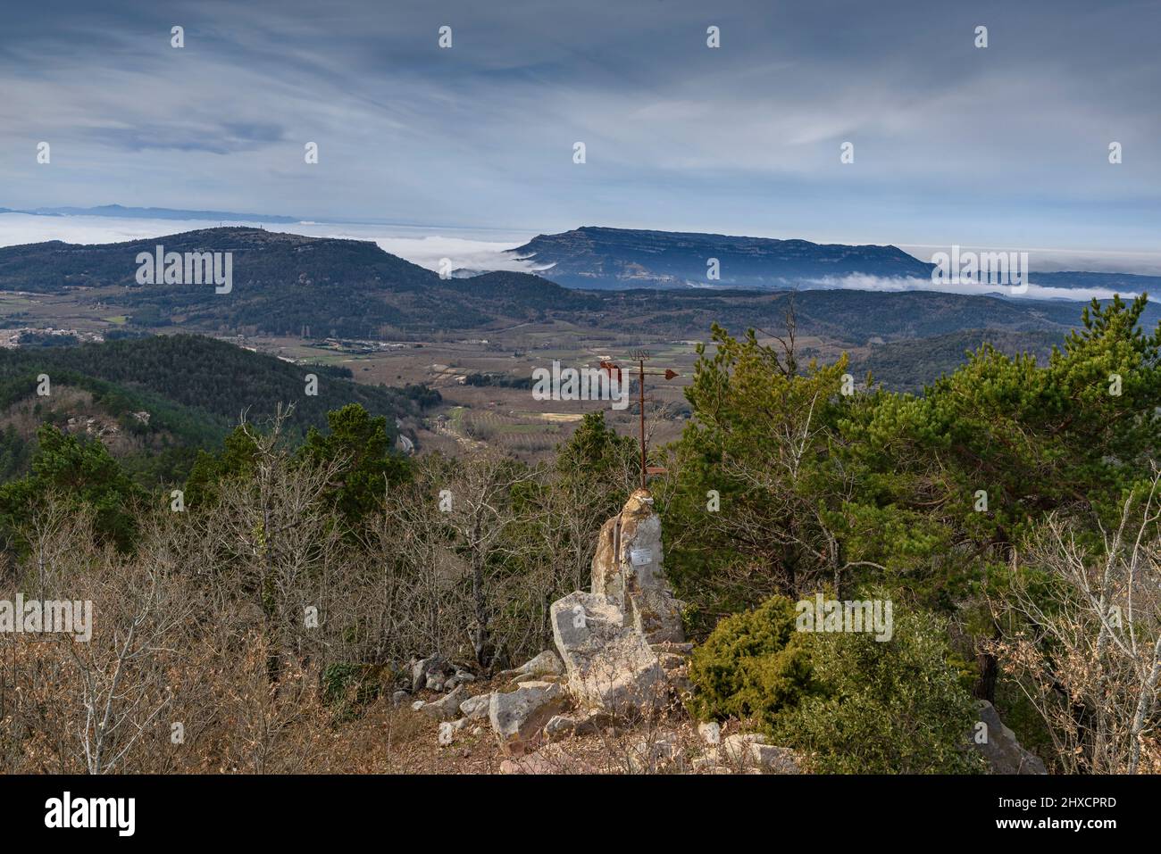 Vistas desde la cumbre de Tossal de la Baltasana (1200 m), el punto más alto de las Prades (Tarragona, Cataluña, España) Foto de stock