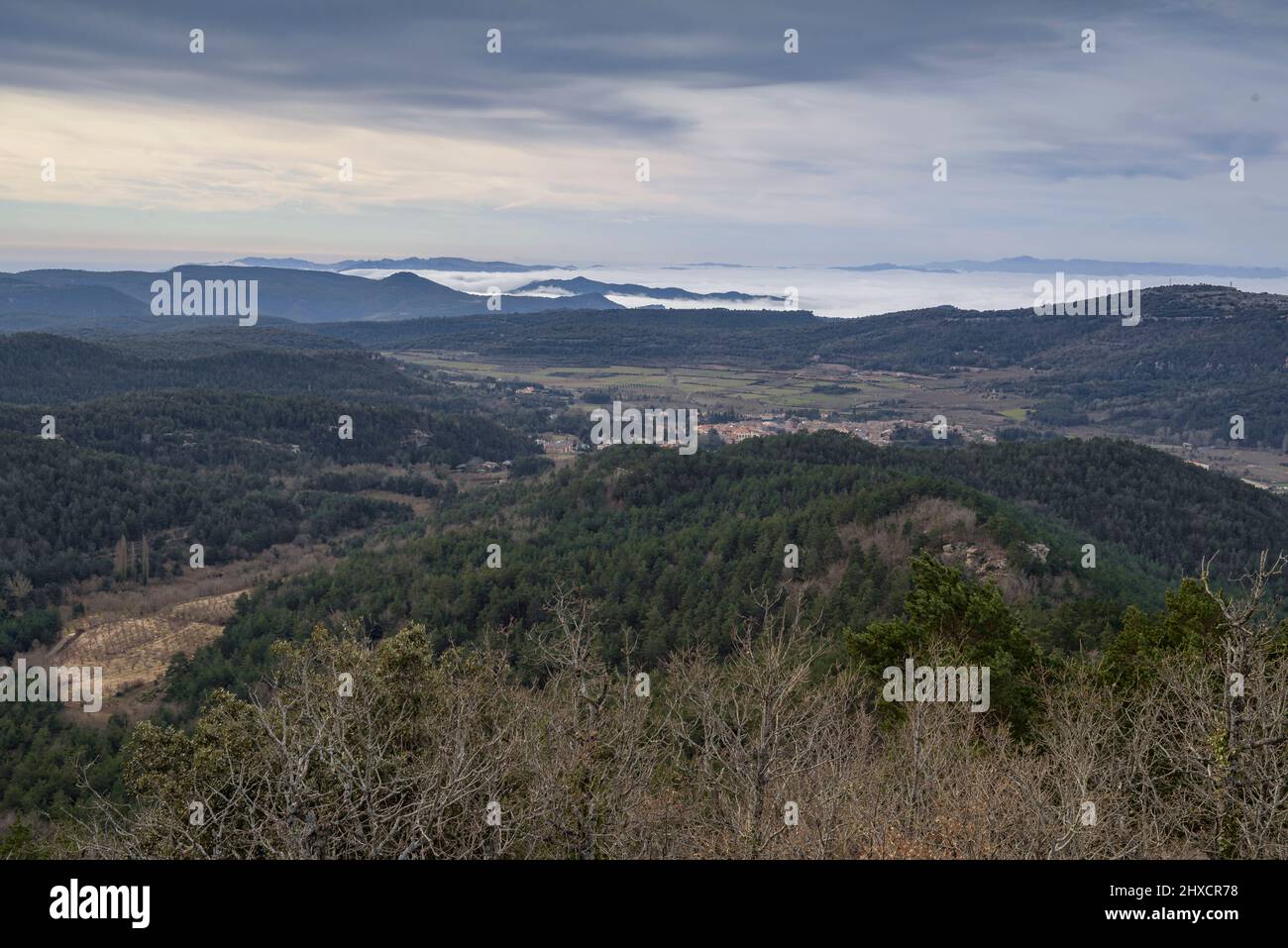 Vistas desde la cumbre de Tossal de la Baltasana (1200 m), el punto más alto de las Prades (Tarragona, Cataluña, España) Foto de stock