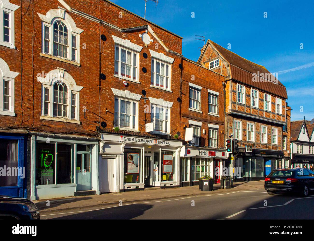 Edificios y tiendas tradicionales en el centro de Tewkesbury, una ciudad de Gloucestershire, Inglaterra, Reino Unido. Foto de stock
