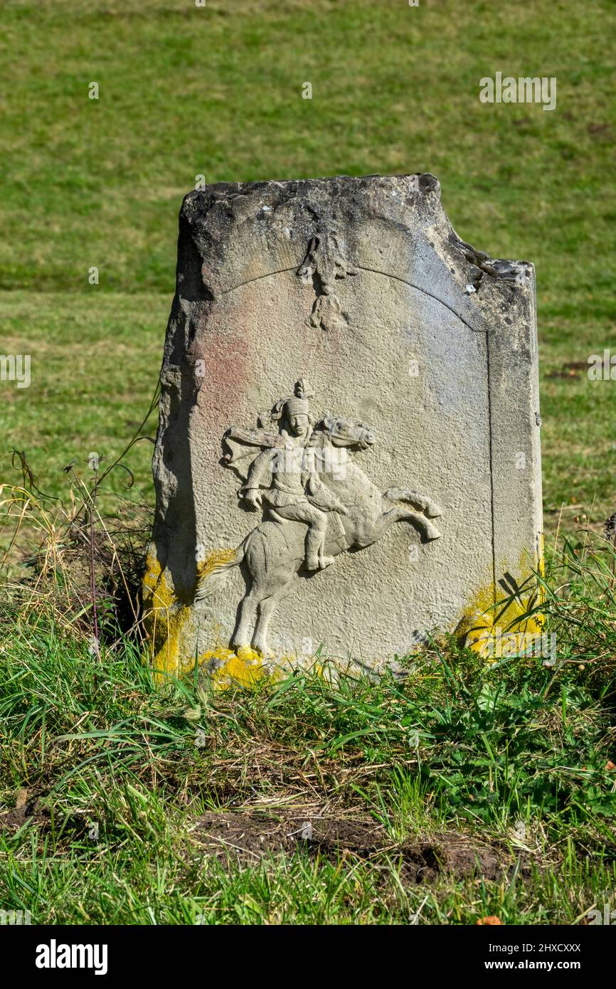 Piedra memorial Hussarensprung (Salto de Hussar) cerca del Castillo de Grafeneck, Gomadingen, Baden-Württemberg, Alemania Foto de stock