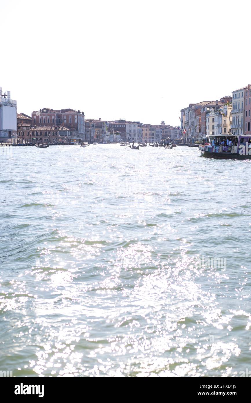 Vista desde el agua del Palazzo Genovese y el bullicio del Gran Canal de Venecia, Italia Foto de stock