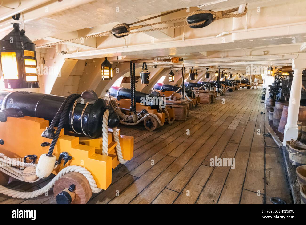 Inglaterra, Hampshire, Portsmouth, Portsmouth Historic Dockyard, el buque insignia de Nelson HMS Victory, Deck y Canons Foto de stock