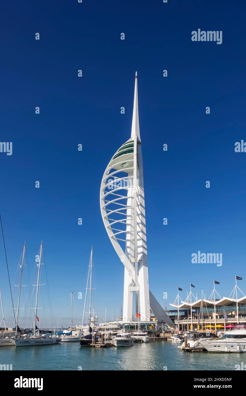 Inglaterra, Hampshire, Portsmouth, Vista diurna de la Torre Spinnaker y los muelles de Gunwharf Foto de stock
