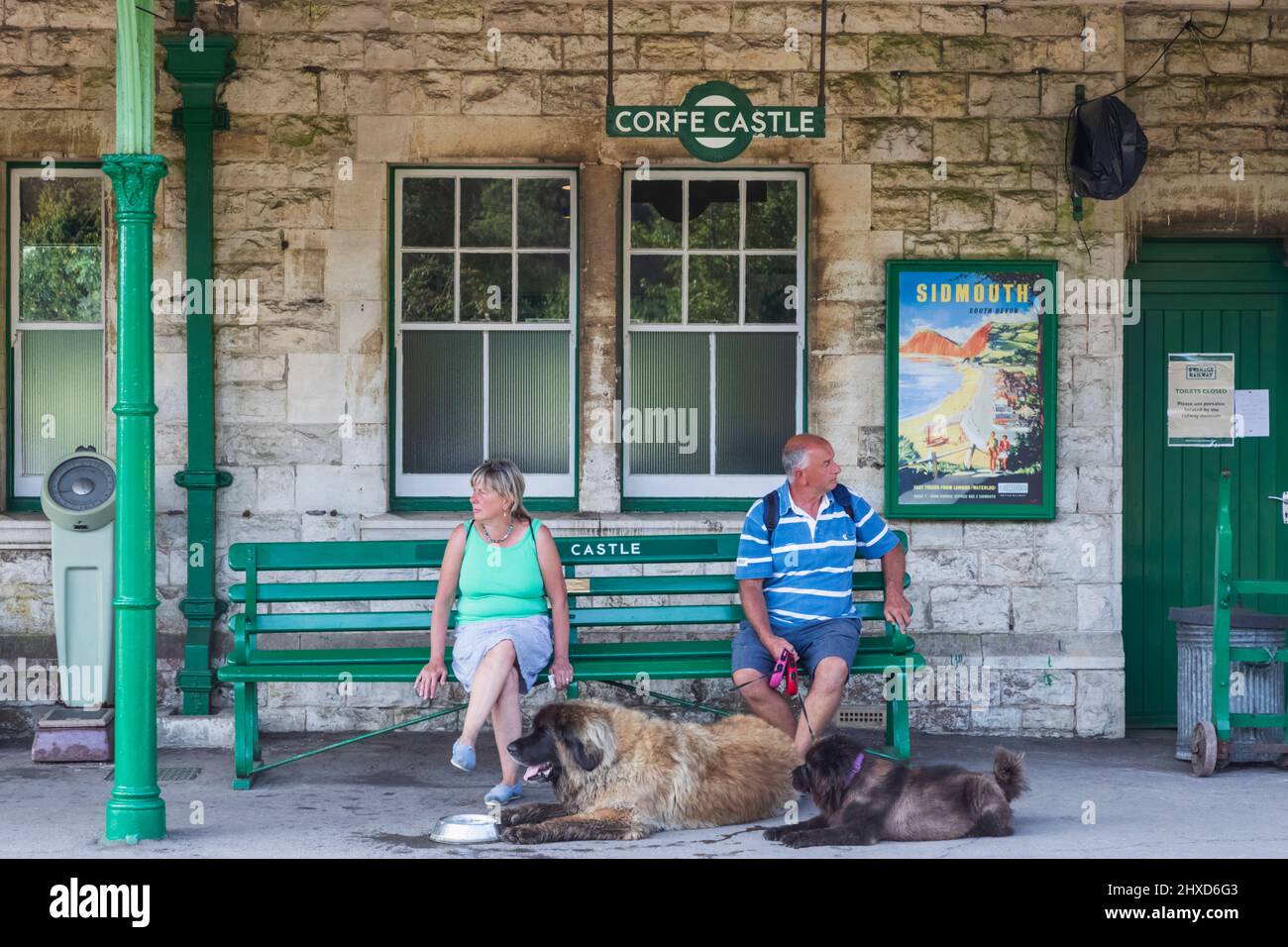 Inglaterra, Dorset, Isla de Purbeck, Castillo de Corfe, la histórica estación de tren, pasajeros con perros esperando en la plataforma para llegar al tren Foto de stock