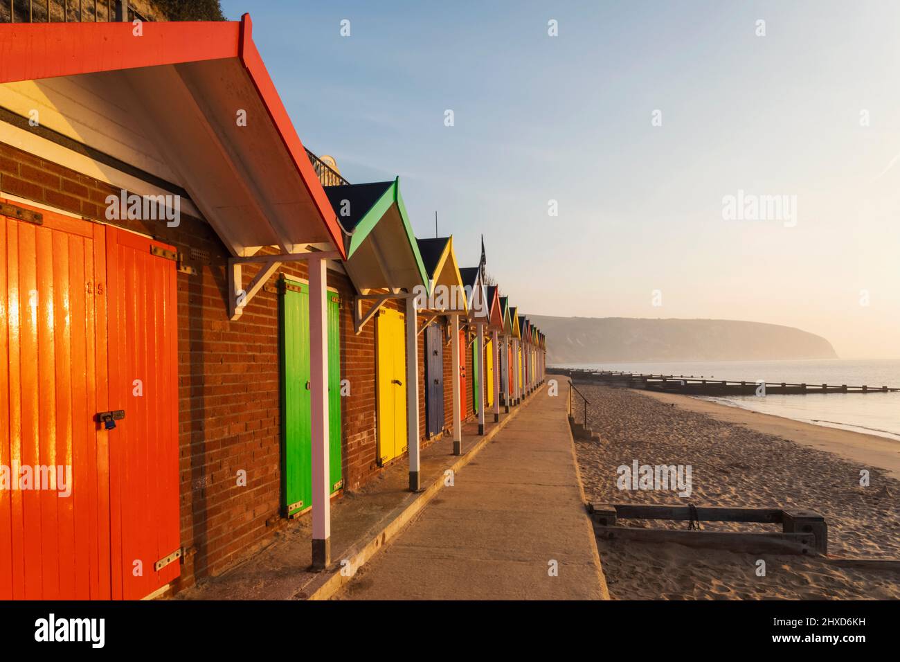 Inglaterra, Dorset, Isla de Purbeck, Swanage, Swanage Beach, Coloridas cabañas en la playa Foto de stock
