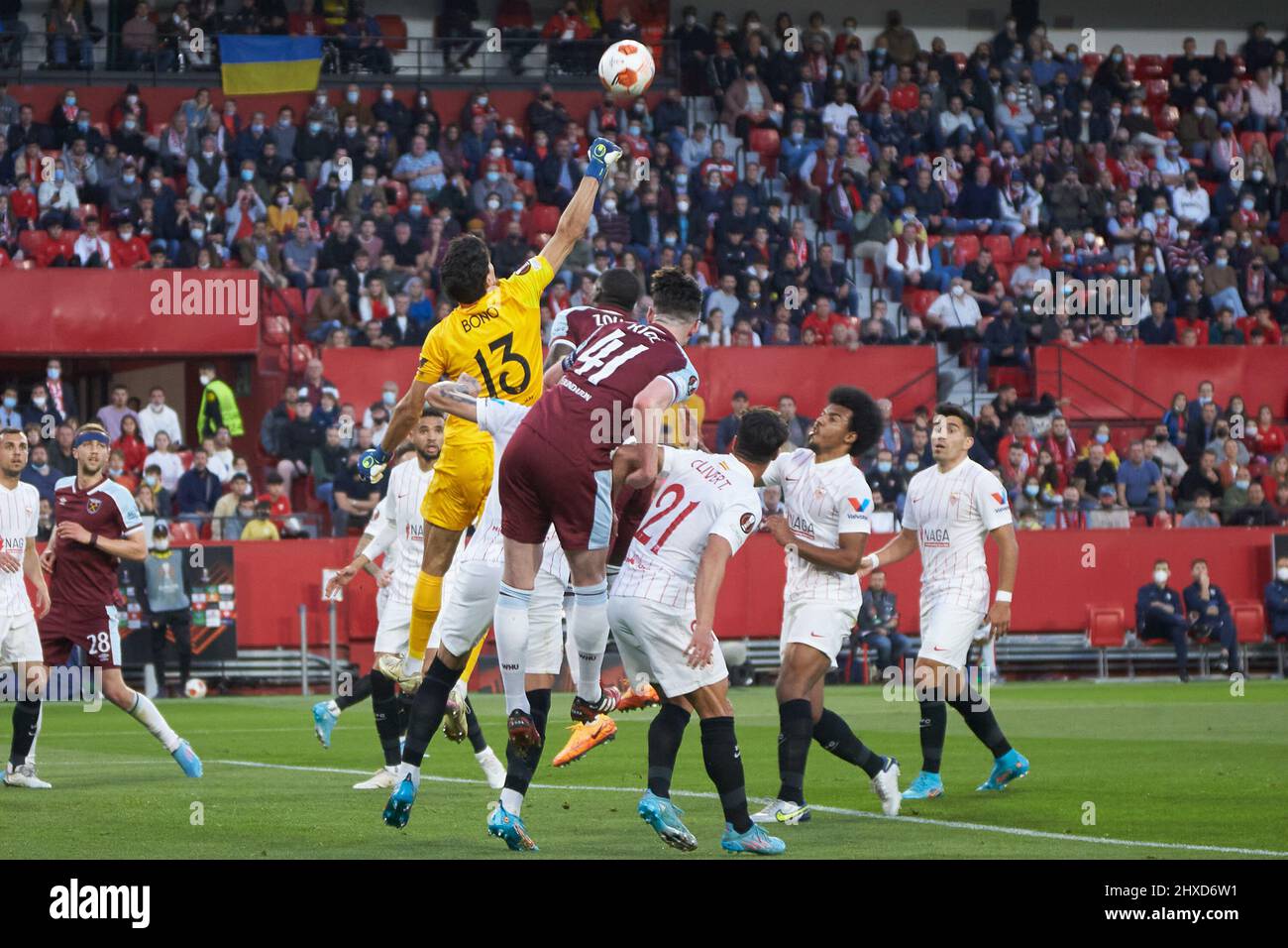 Yassine Bounou 'Bono' de Sevilla FC en acción durante la UEFA Europa League, ronda de 16, 1st partido de fútbol de pierna entre Sevilla FC y West Ham United el 10 de marzo de 2022 en el estadio Ramon Sanchez-Pizjuan en Sevilla, España - Foto: Joaquín Corchero/DPPI/LiveMedia Foto de stock