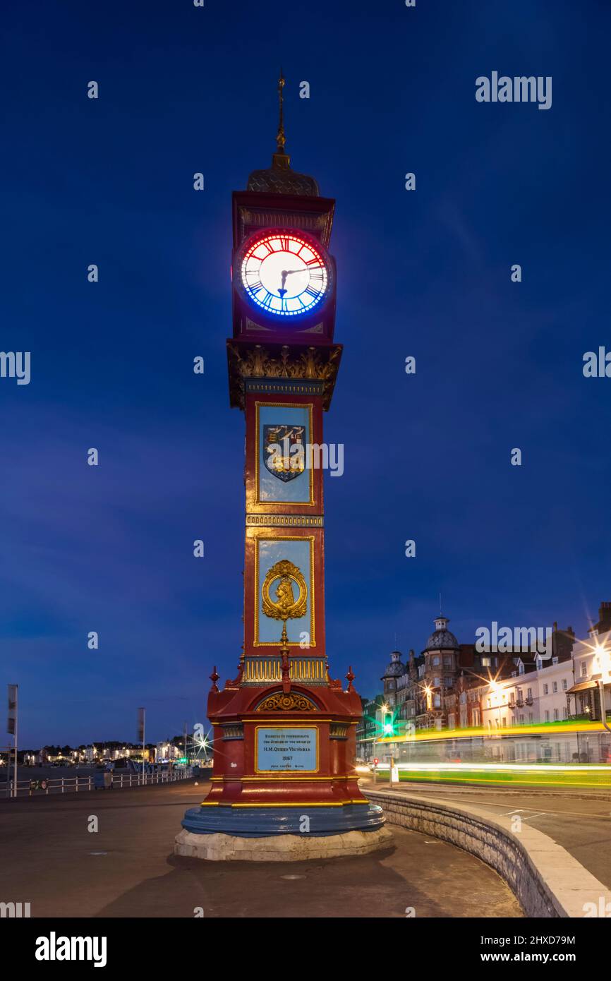 Inglaterra, Dorset, Weymouth, Weymouth Esplanade, la Torre del Reloj del Jubileo erigida en 1888 para conmemorar el Jubileo de Oro de la Reina Victoria Foto de stock