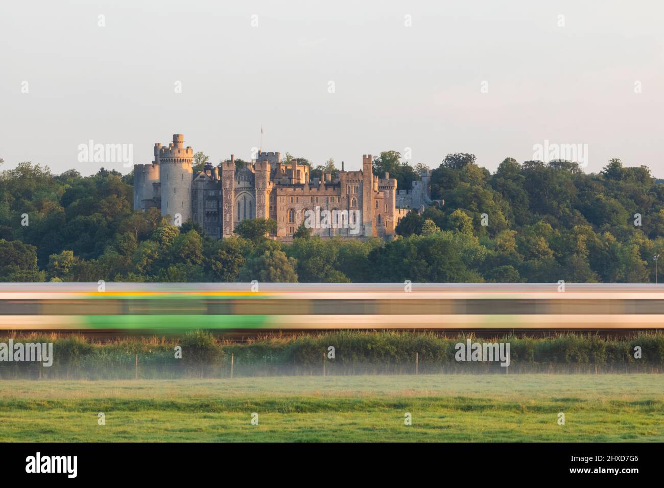 Inglaterra, West Sussex, Arundel, tren pasando por el Castillo de Arundel Medieval y Early Morning Mist Foto de stock