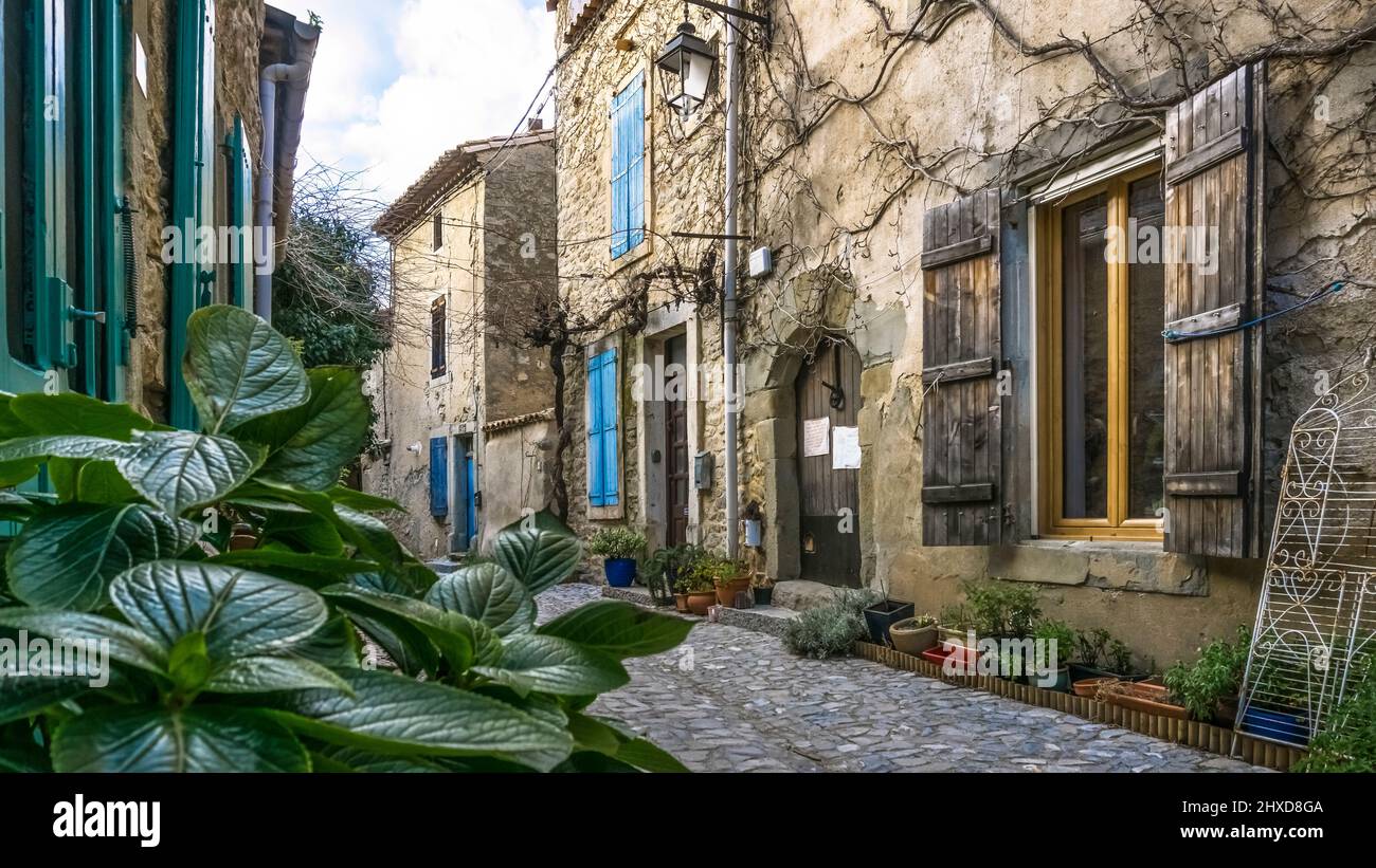 Calle del pueblo en Cesseras. El territorio de la comuna pertenece al Parque Natural Regional de Haut-Languedoc. Foto de stock