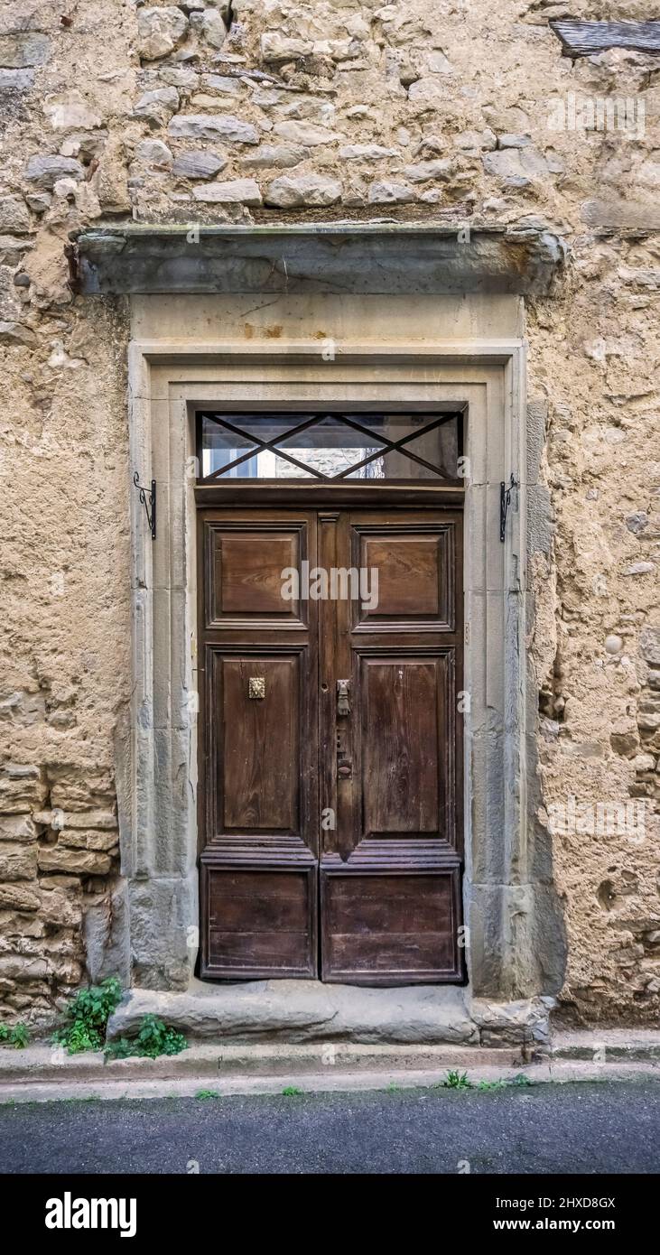 Antigua puerta de entrada en Cesseras. El territorio municipal pertenece al Parque Natural Regional de Haut-Languedoc. Foto de stock