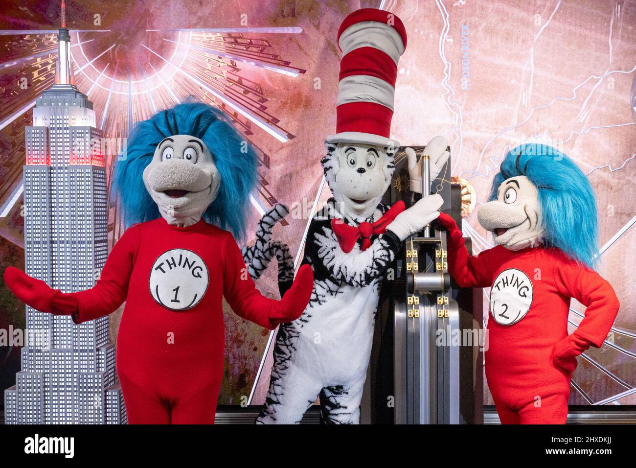 Panadería nadar resbalón El gato en el sombrero y la cosa 1 y la cosa 2 del Dr. Seuss celebran el  65th aniversario del libro de los niños amados en el Empire State Building  el
