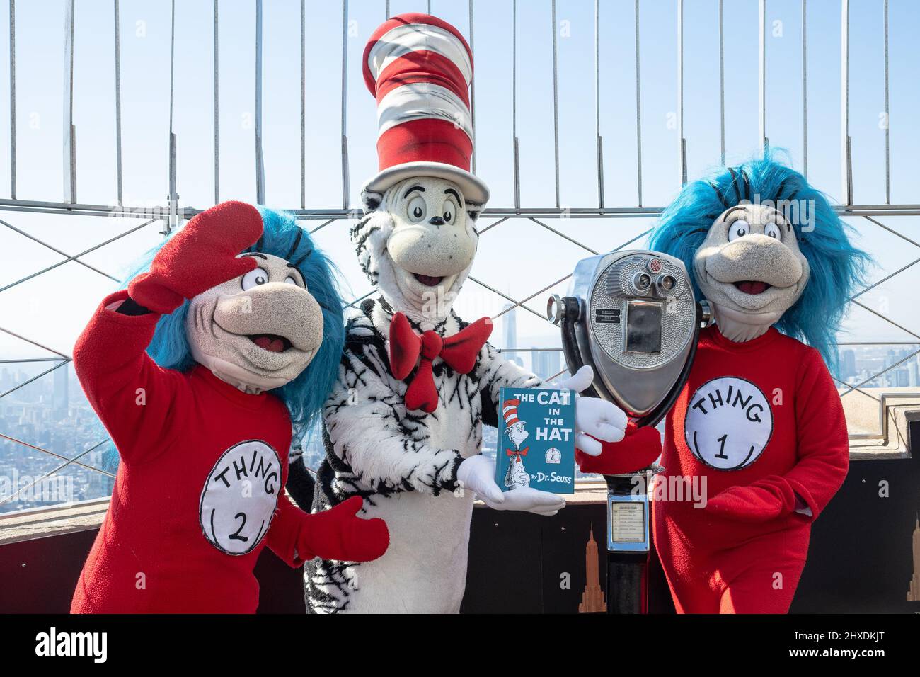 Nueva York, Estados Unidos. 11th Mar, 2022. El gato en el sombrero y la  cosa 1 y la cosa 2 del Dr. Seuss celebran el 65th aniversario del libro de  los niños