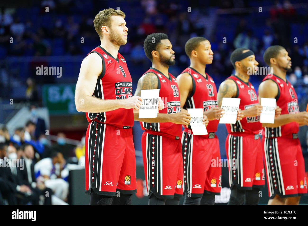 Madrid, España. 10th Mar, 2022. AX Armani Exchange Milan equipo antes de la  punta mostrando un mensaje especial contra la guerra en Ucrania durante el  Real Madrid Baloncesto vs AX Armani Exchange