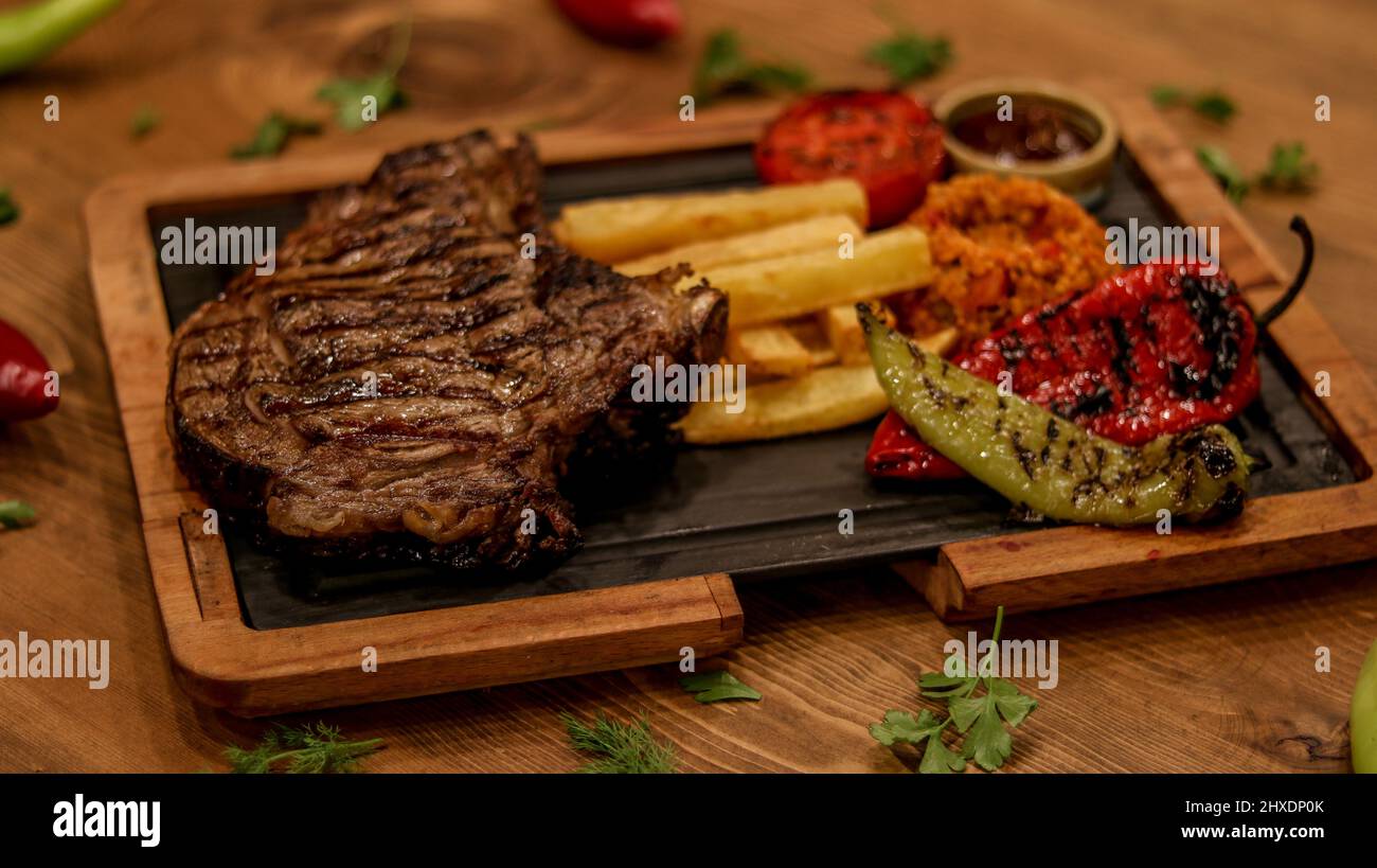 Toma de producto profesional de la placa para servir carne en la mesa Foto de stock