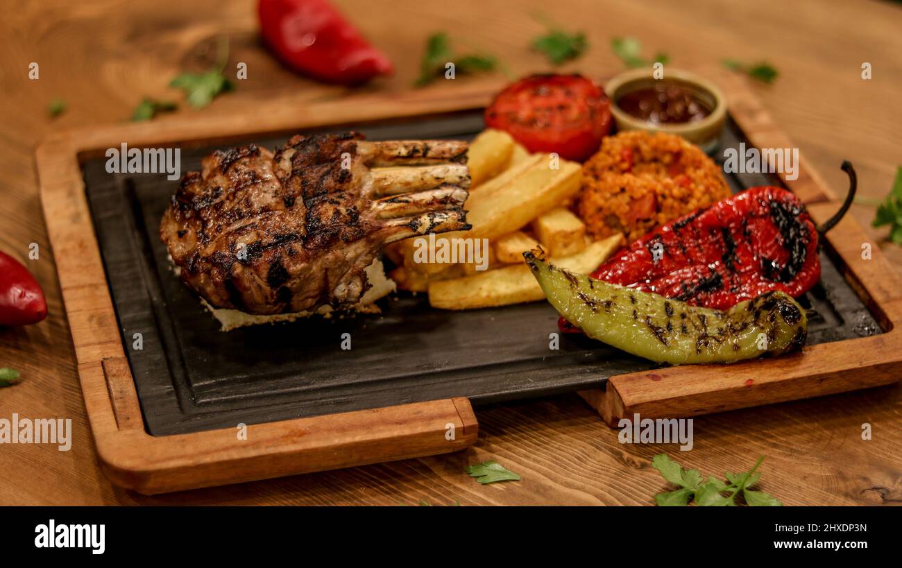 Toma de producto profesional de la placa para servir carne en la mesa Foto de stock
