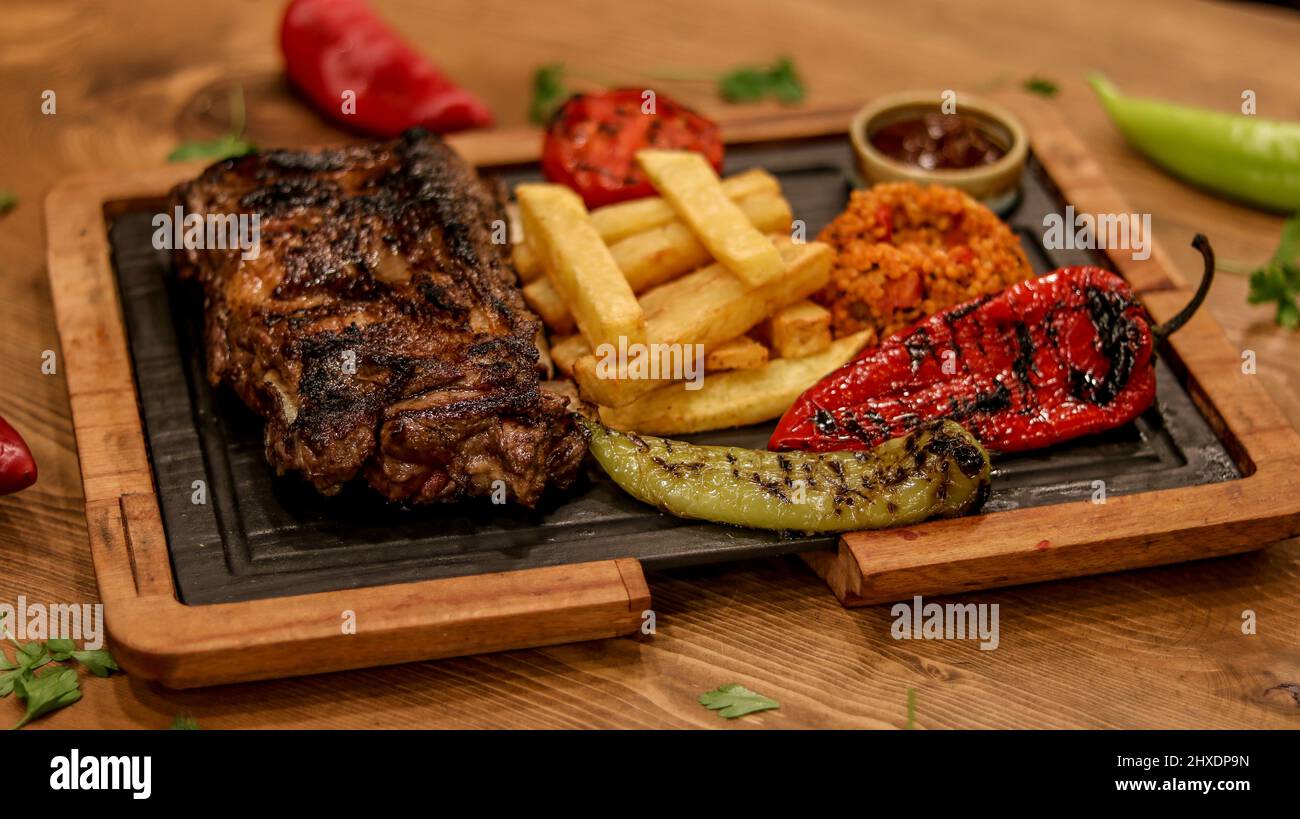 Toma de producto profesional de la placa para servir carne en la mesa Foto de stock