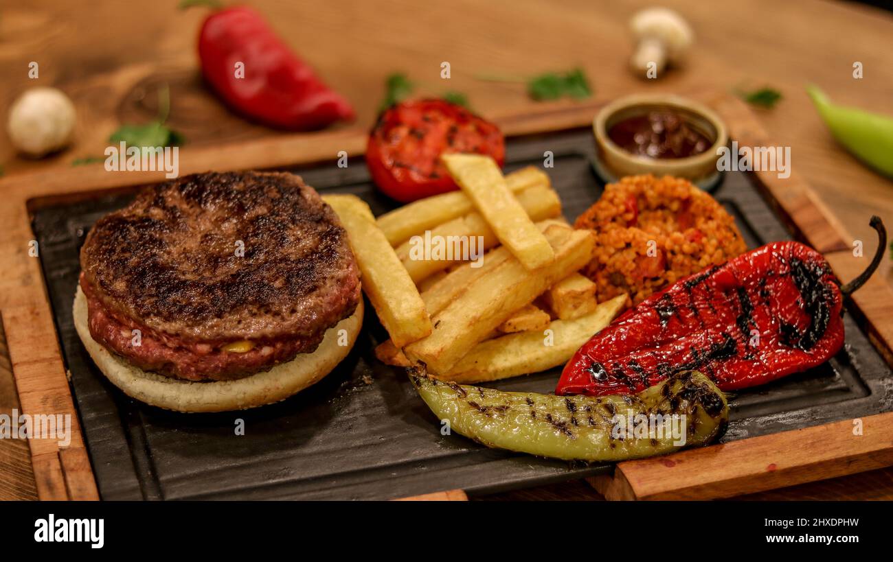 Toma de producto profesional de la placa para servir carne en la mesa Foto de stock