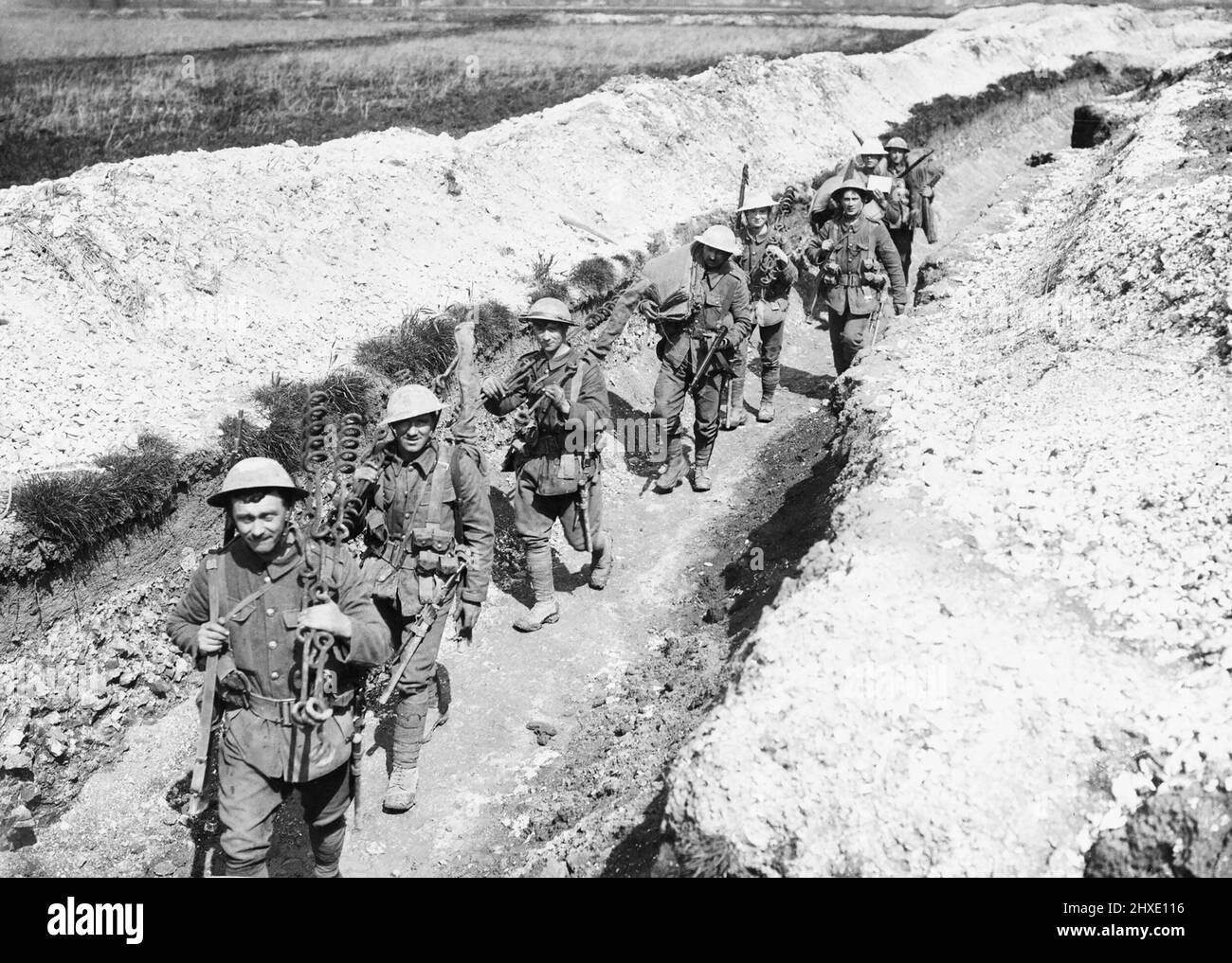 Un grupo de cables del King's Liverpool Regiment, División 55th, que se mueve a lo largo de una trinchera de comunicación que conduce a la línea de frente cerca de Blairville Wood, Wailly, 16th de abril de 1916. Foto de stock