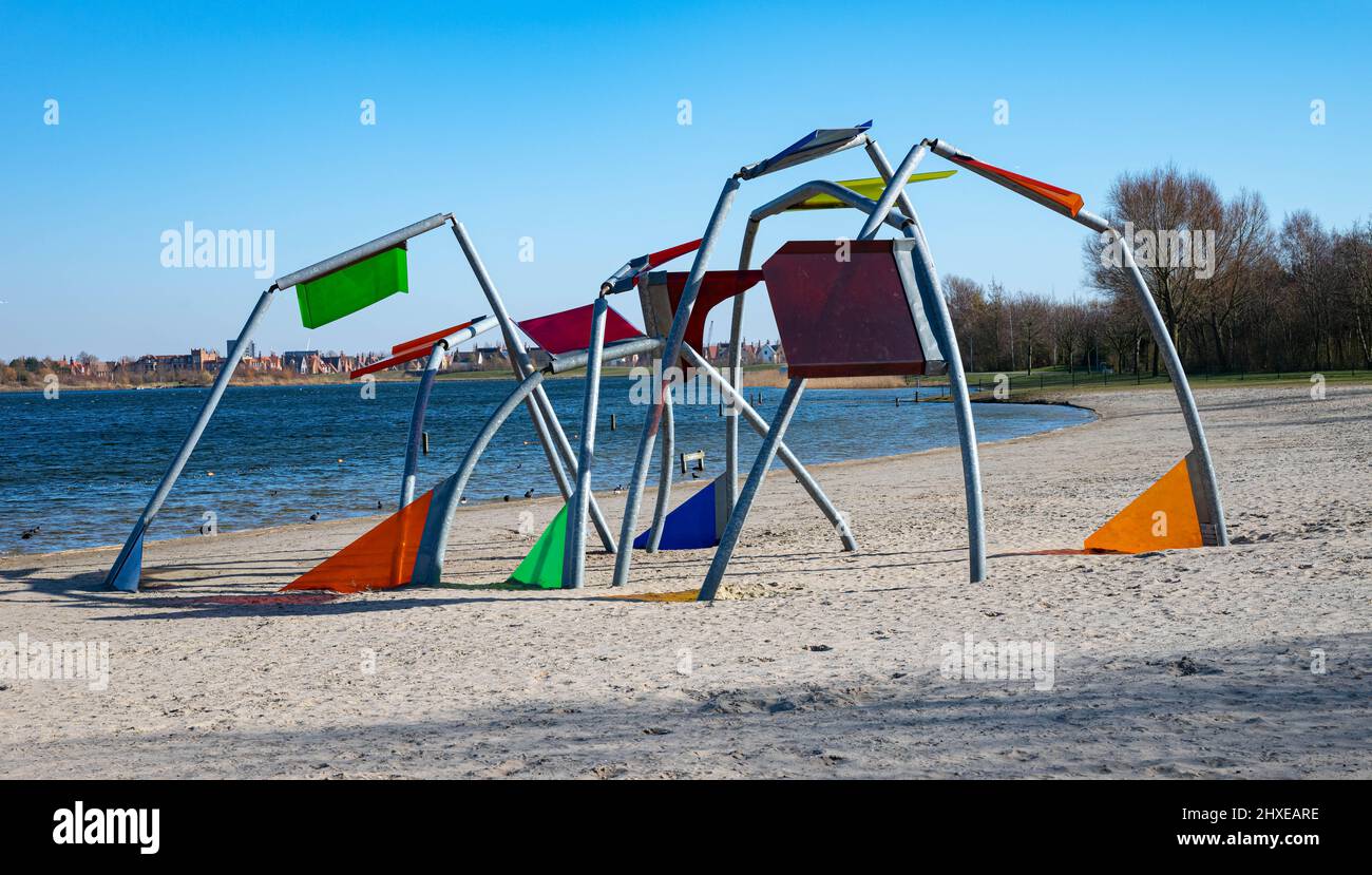 Hermoso y diverso equipo de juegos de colores en una playa en un parque llamado toolenburger Plas en Hoofddorp los Países Bajos Foto de stock