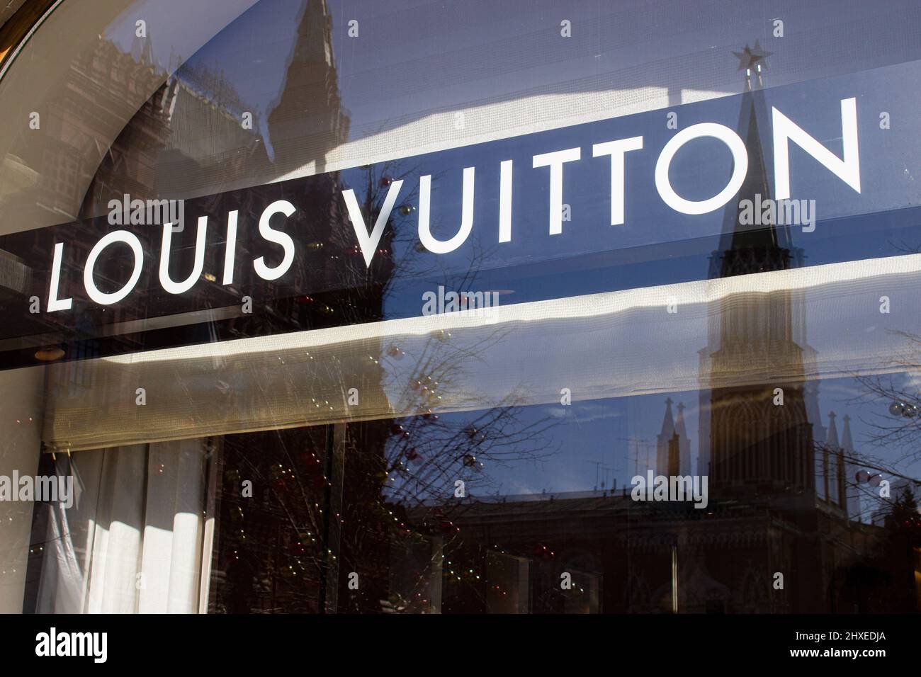 Moscú, Rusia. 11th Mar, 2022. Un cartel de Louis Vuitton se ve en un  escaparate de una boutique de Louis Vuitton en Moscú. Muchas marcas de lujo  como Louis Vuitton, Dior, Gucci