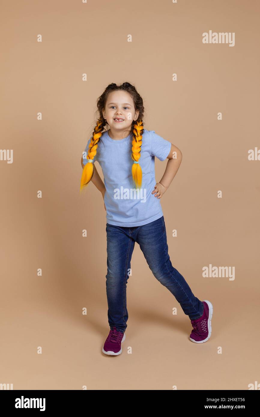 Niña Pequeña Con Camiseta Amarilla Está Bailando Caminando