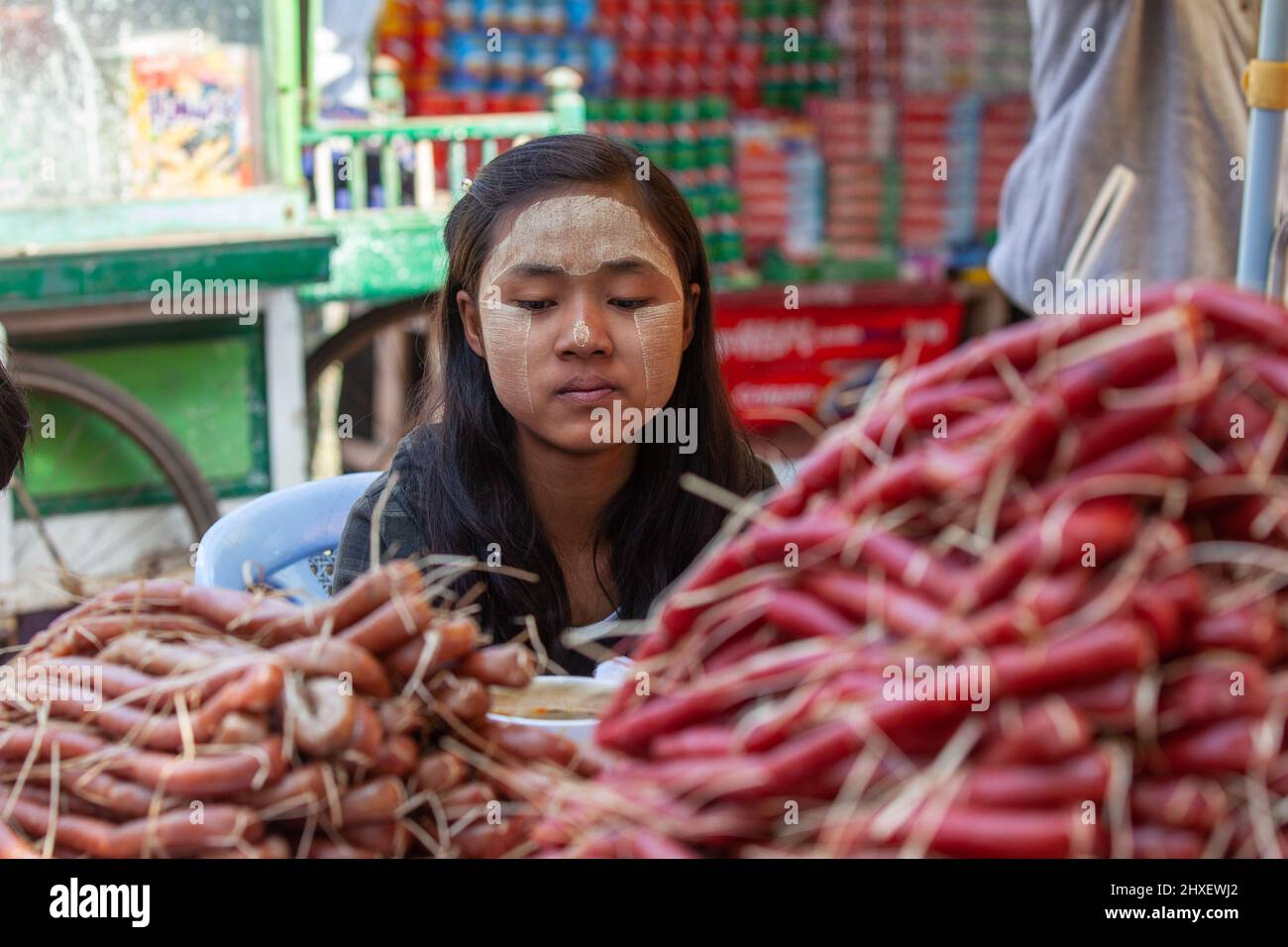 Mandalay, Myanmar - 13 de enero de 2016: Vendedores y trabajadores en el mercado de Mandalay, Myanmar. Foto de stock