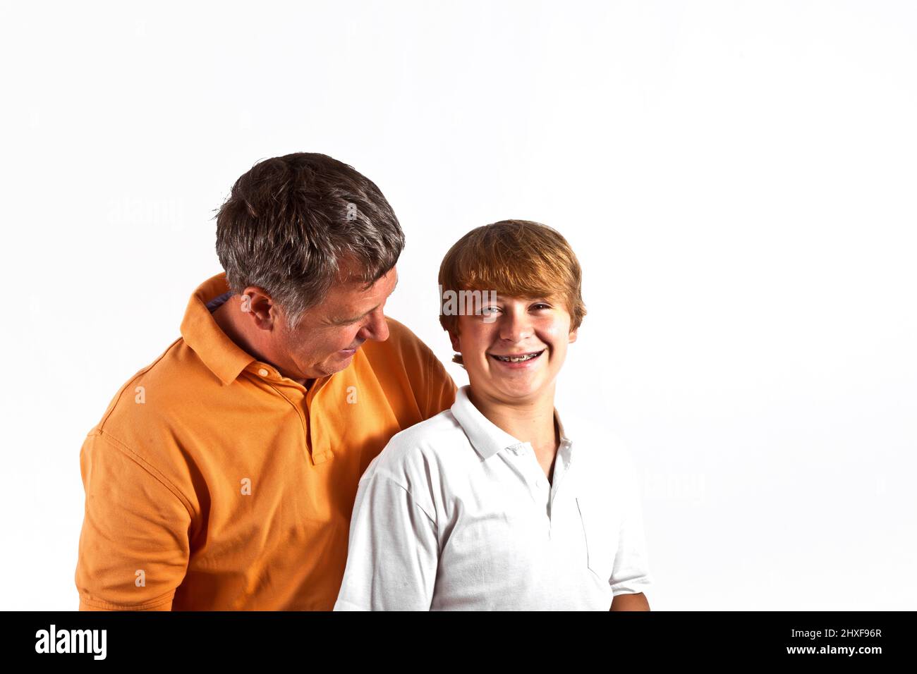 Padre e hijo se divierten y abrazando juntos Foto de stock