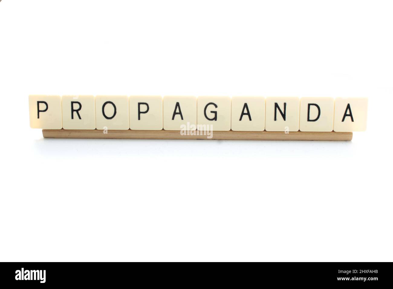 La palabra propaganda aislada sobre un fondo blanco con espacio de copia Foto de stock