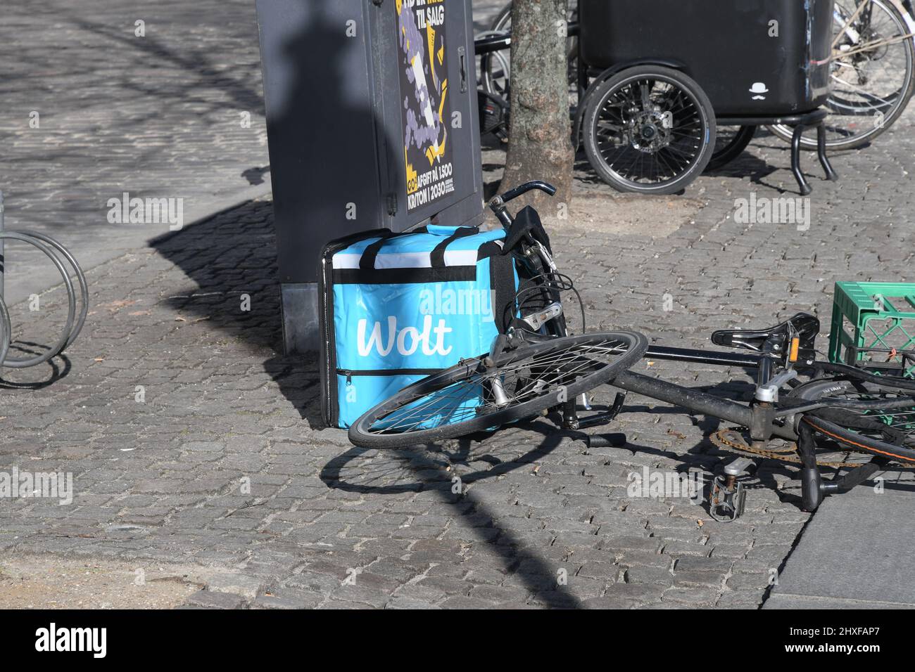 Copenhague/Dinamarca./12 Mach 2022/. Wolt socios entrega bicicleta en