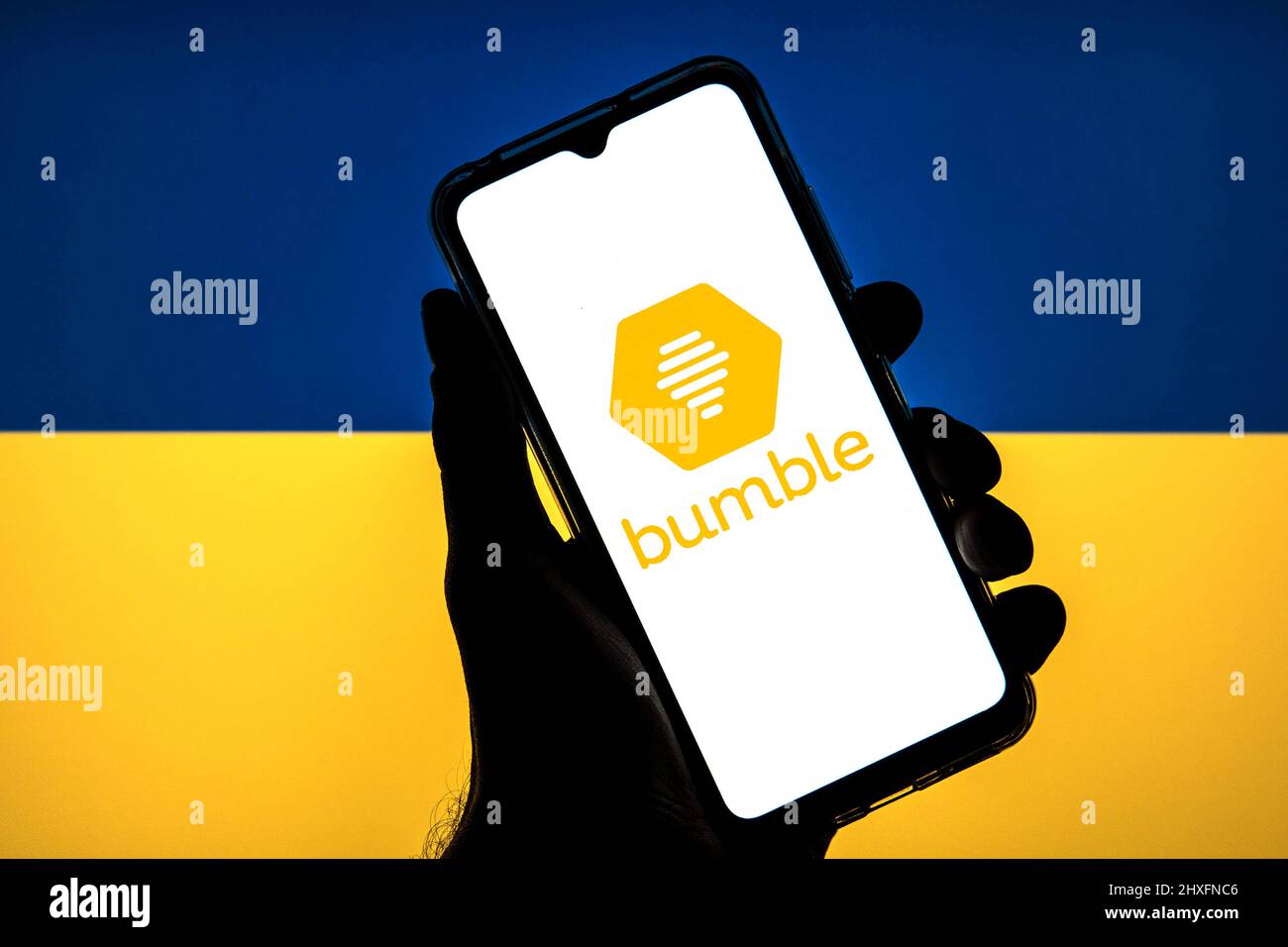 España. 11th Mar, 2022. En esta ilustración de la foto se muestra un  logotipo de Bumble en un smartphone con una bandera de Ucrania en el fondo.  (Imagen de crédito: © Thiago