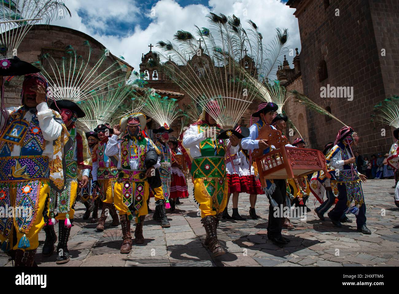 Cuzco, Perú - 25 de diciembre de 2013: Un grupo de hombres que visten ropa y máscaras tradicionales durante la Huaylia el día de Navidad frente a la cátara del Cuzco Foto de stock
