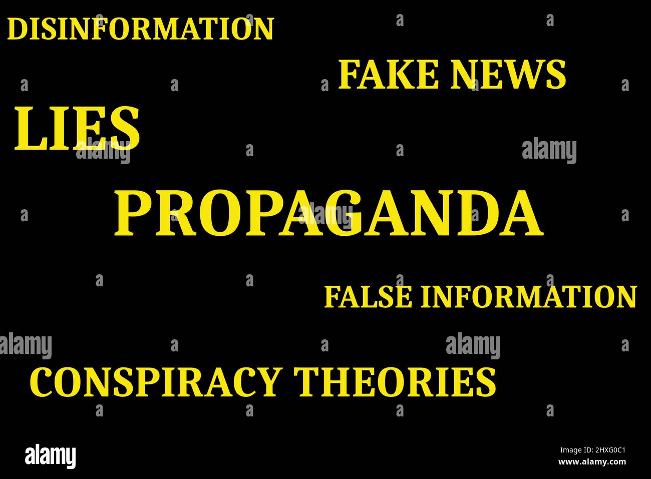 Las palabras propaganda, noticias falsas, desinformación, información falsa, mentiras y teorías conspirativas en amarillo sobre fondo negro Foto de stock
