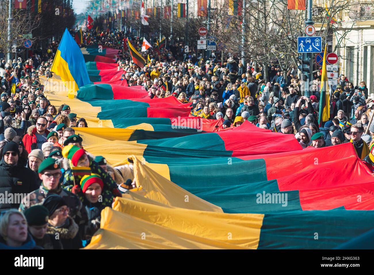 Gran bandera lituana a lo largo de la avenida Gedimino en Vilna, llevada por personas con banderas lituanas y ucranianas y la bandera bielorrusa utilizada por la democracia Foto de stock