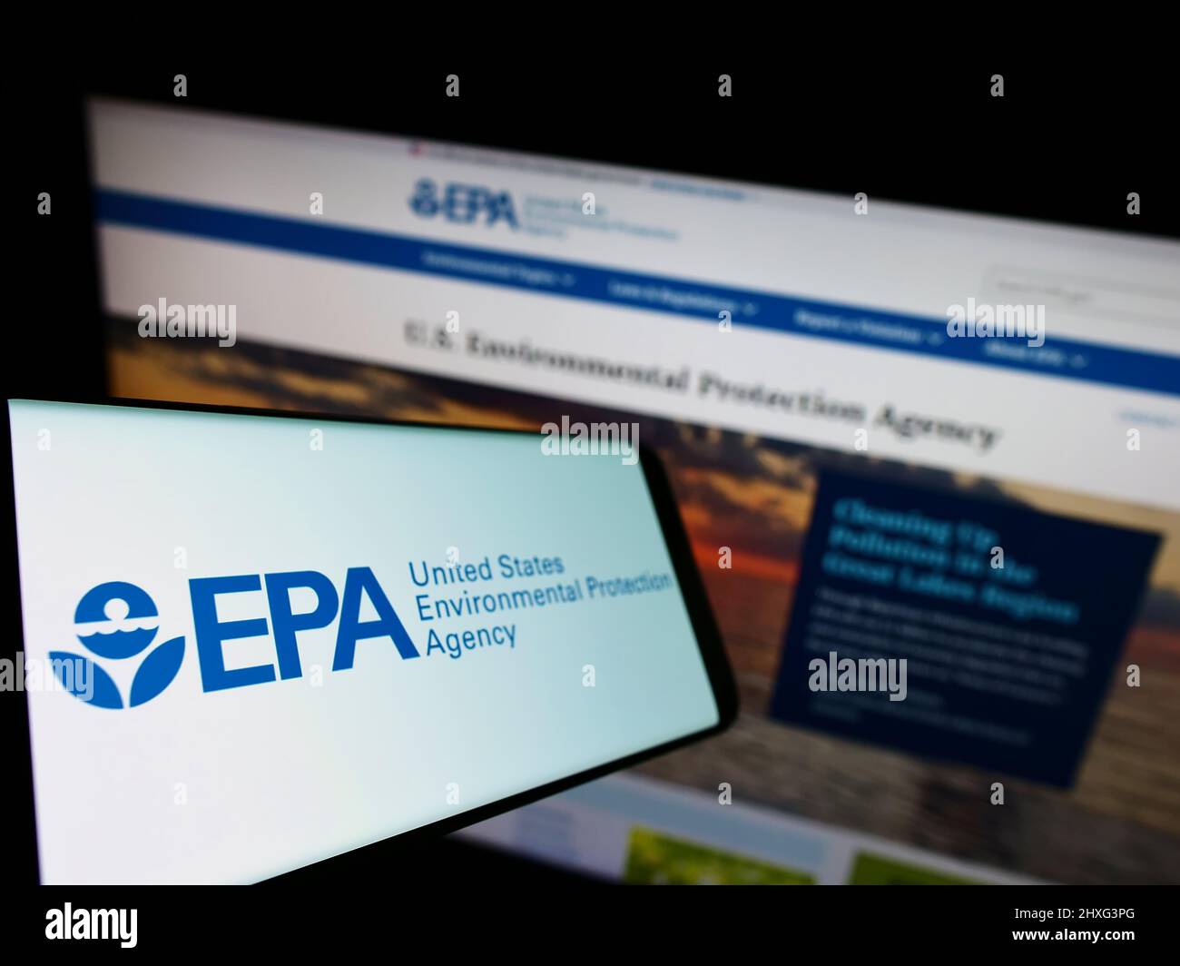 Smartphone con el logotipo de la Agencia de Protección Ambiental de Estados Unidos (EPA) en la pantalla frente al sitio web. Enfoque a la izquierda de la pantalla del teléfono. Foto de stock