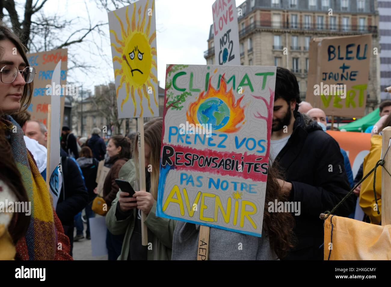 Marzo por el clima en París reunió a unas 8000 personas entre 'nación' y 'público'. El lema puso la ecología en el centro de la presidencia Foto de stock