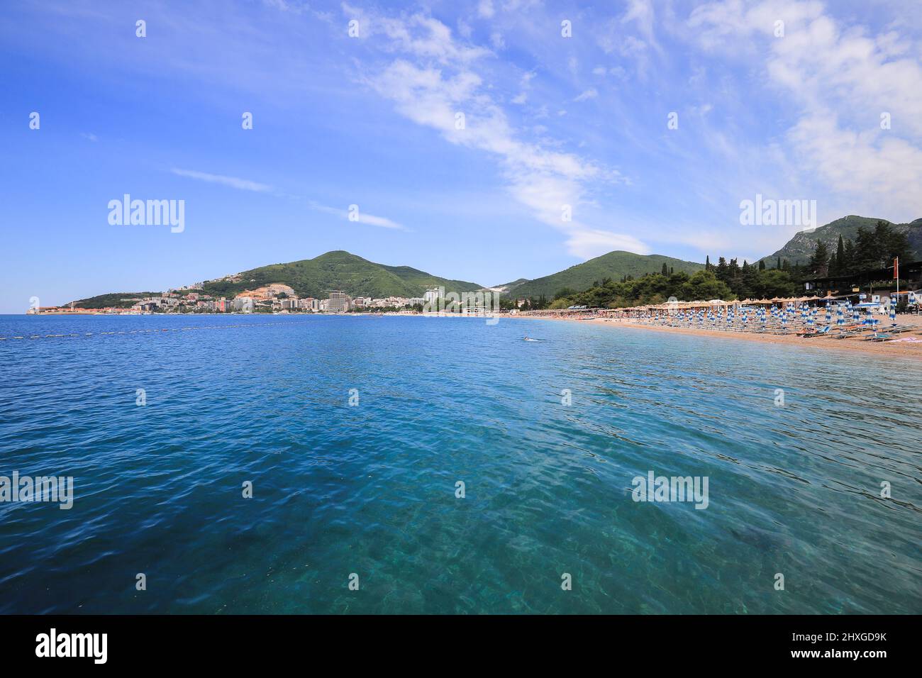 Hermoso paisaje de mar y montañas en Budva, Montenegro Foto de stock