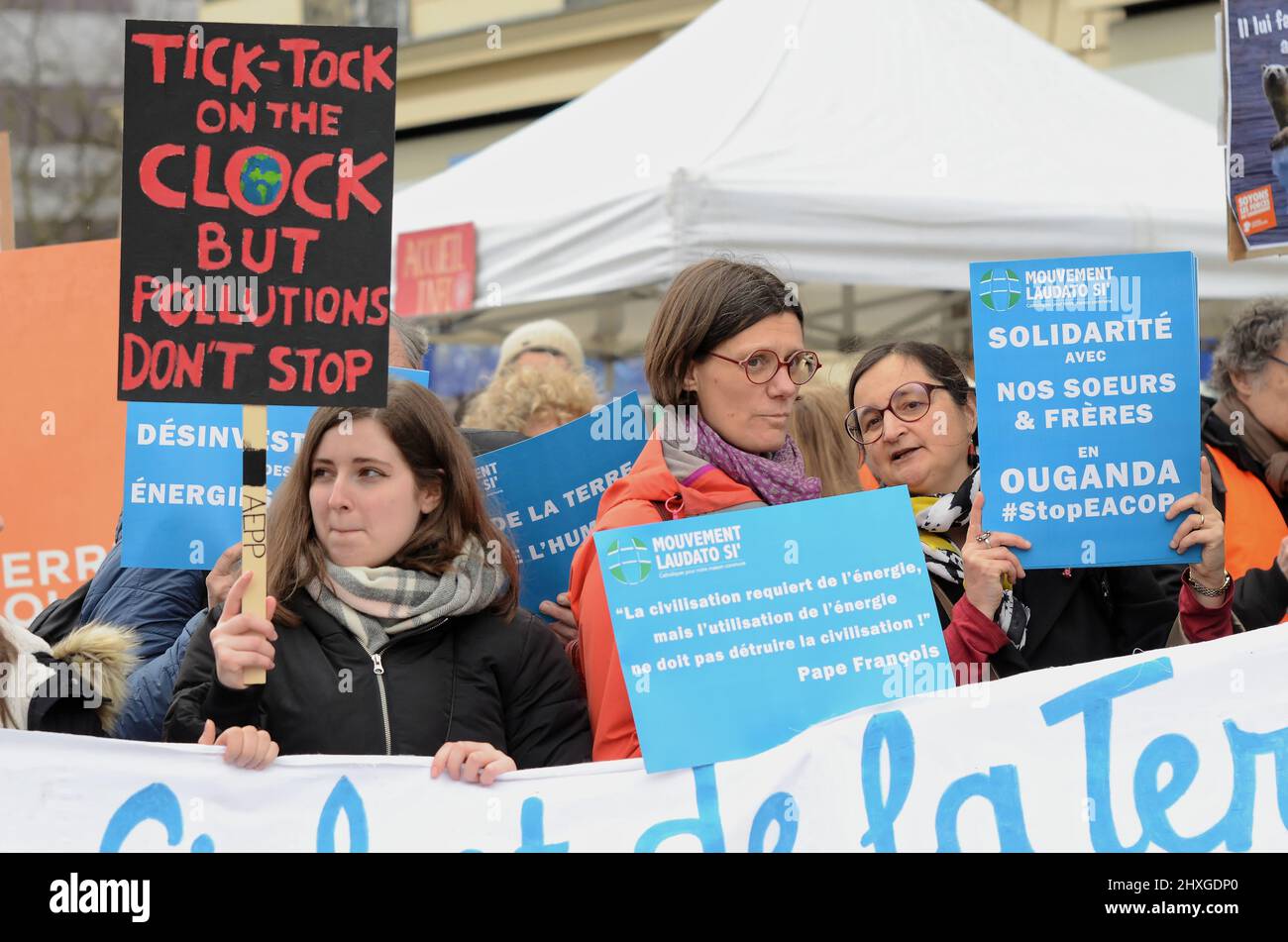 Marzo por el clima en París reunió a unas 8000 personas entre 'nación' y 'público'. El lema puso la ecología en el centro de la presidencia Foto de stock