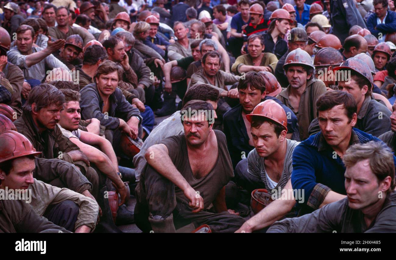 Miles de mineros de carbón se encuentran en Donetsk, capital regional de la región de Donbas, en la Ucrania independiente, en junio de 1993. Foto de stock